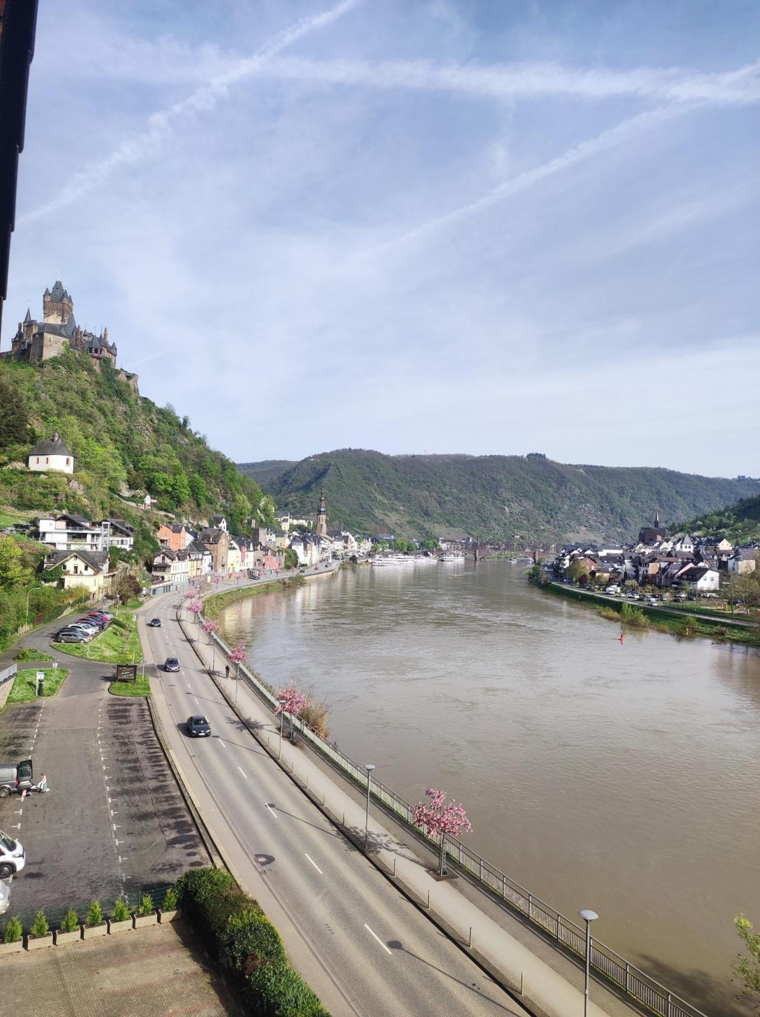 Panorama Oase Ferienwohnung Mit Blick Auf Mosel Und Reichsburg Cochem Exteriör bild